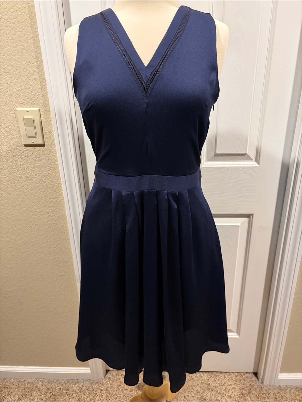 Banana Republic Dark Navy V-Neck Sleeveless Fit-and-Flare Dress size 6 like new